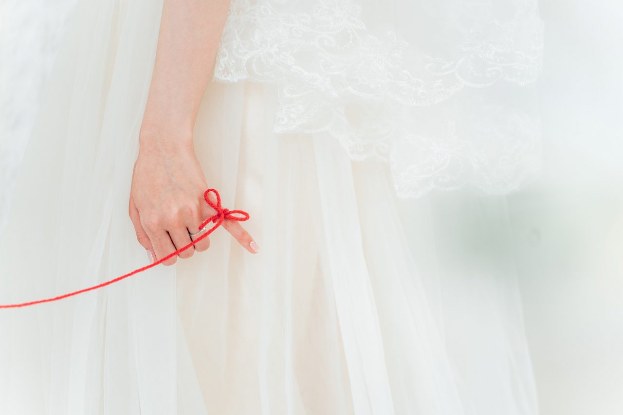運命の赤い糸で共に添い遂げるをコンセプトにした結婚指輪のブランド「SOITO」をイメージした写真